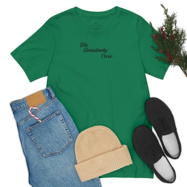 A green t-shirt with the words " my mommy tee ".