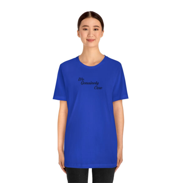 A woman wearing a blue t-shirt with the words " mommy bear ".