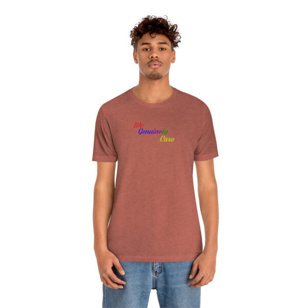 A man wearing a t-shirt with the word " rainbow ".