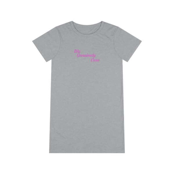 A gray t-shirt with the word " mommy ".